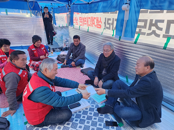화성어촌지구 LH본사앞 단식투쟁 공전협 의장 격려금 전달(홈피용).jpg
